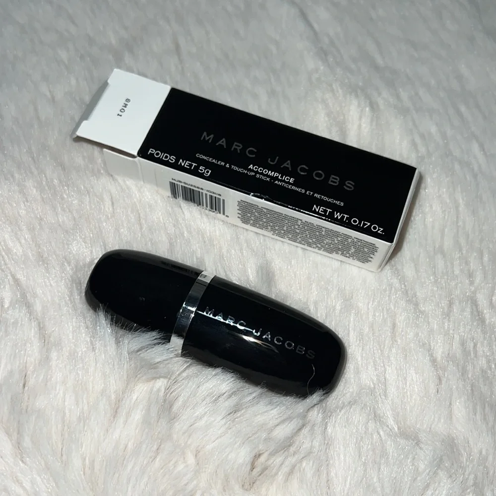 MARC JACOBS Accomplice Concealer & Touch up stick Deep 59